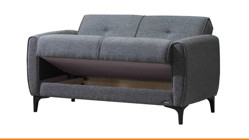 Pilka dvivietė sofa su pakeliama sėdimąja dalimi ir patalynės dėže