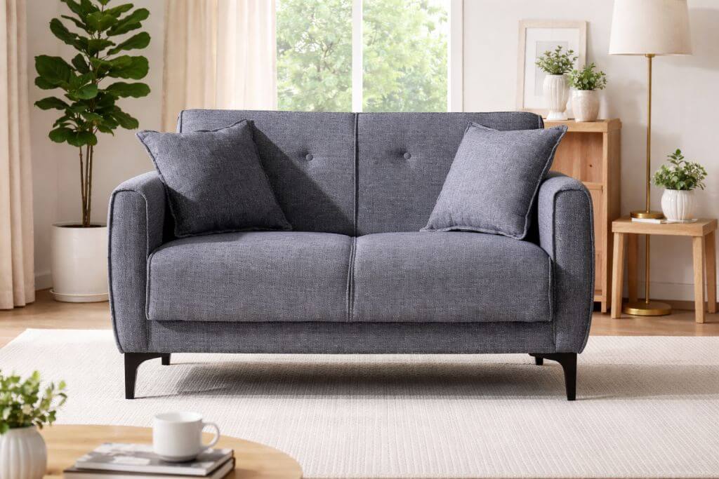 Pilka dvivietė sofa iš priekio šviesiame svetainės interjere