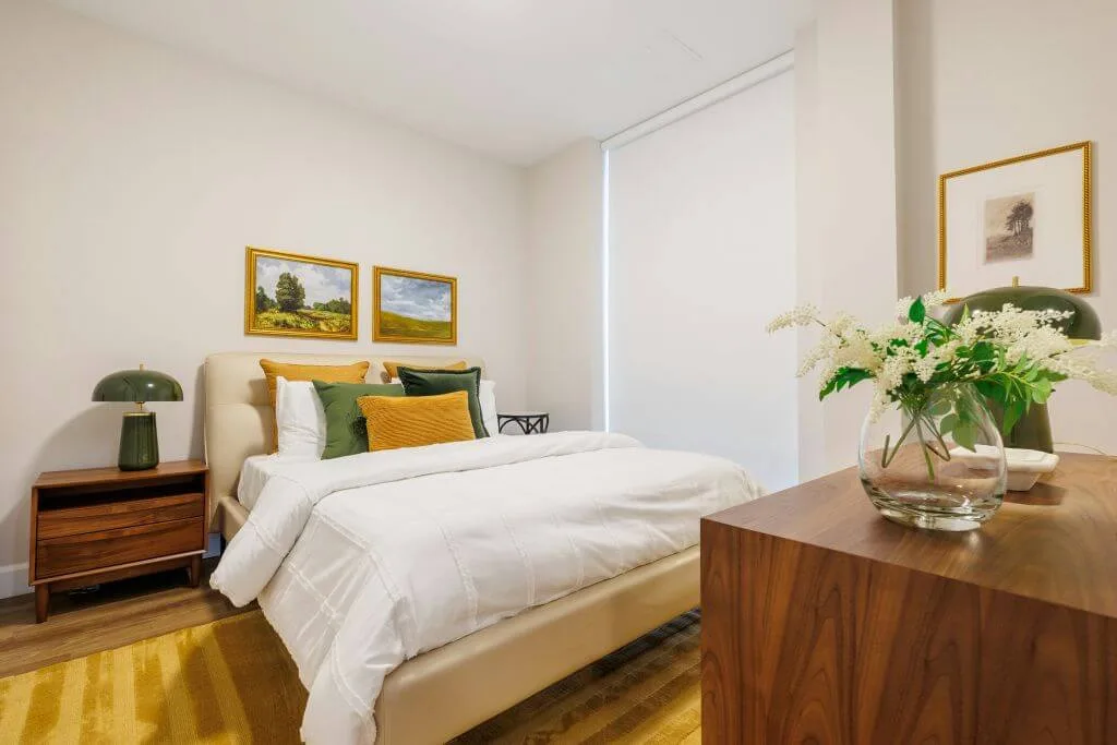 Jaukus modernus miegamasis su šviesia minkšta lova