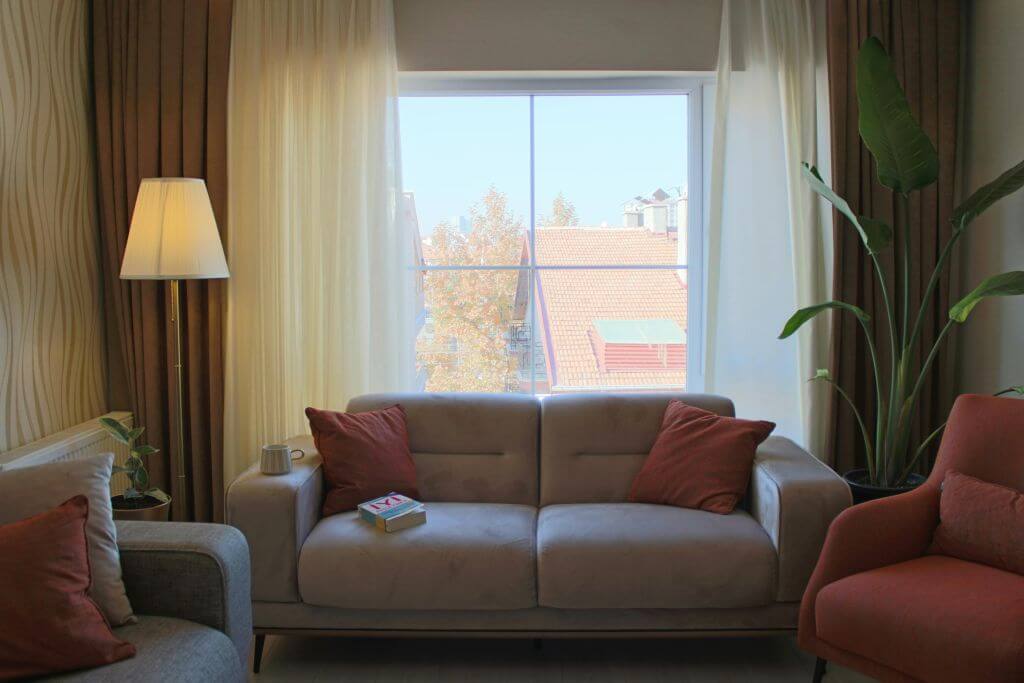 Svetainės interjeras su rudens spalvų akcentais