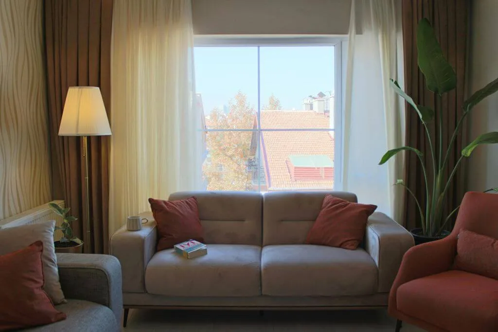 Svetainės interjeras su rudens spalvų akcentais